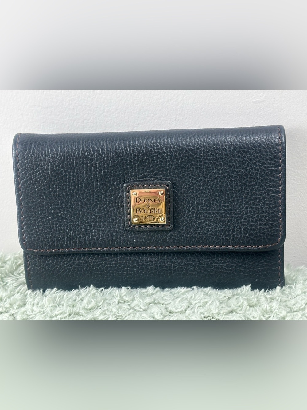 Dooney & Bourke Black Pebbled Leather Compact Wallet with Gold Plaque - Picture 3 of 14